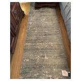 2 SYNTHETIC TAUPE/BLUE BEDROOM RUGS - 93 X 32 '