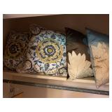 LOT OF DECORATIVE PILLOWS