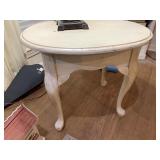 PAINTED WHITE OVAL SIDE TABLE - 25 X 22 X 22 '