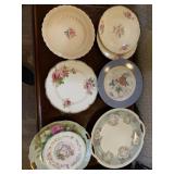 17 VINTAGE DECORATIVE PLATES