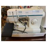SINGER FASHION MATE PORTABLE SEWING MACHINE W/