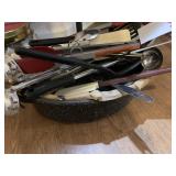 LARGE LOT OF KITCHEN UTENSILS IN GRANITE ROASTER