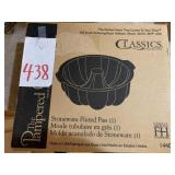 PAMPERED CHEF STONEWARE FLUTED BUNDT PAN - LIKE