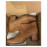 PAIR OF BROWN LEATHER TOMS SHORT BOOTS - SZ 9
