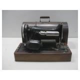 Vtg Singer Sewing  Machine Model 99 Portable See
