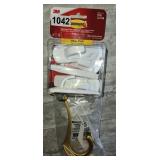 3M UTILITY HANGERS & 5' BRASS HOOK