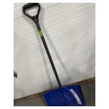 PLASTIC SNOW SHOVEL