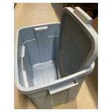 18 GAL RUBBERMAID TOTE W/LID