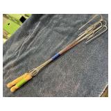 2 weiner roasting sticks