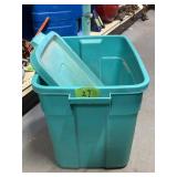 RUBBERMAID TOTE W/LID