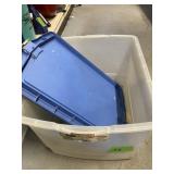 RUBBERMAID 60 QT TOTE W/LID