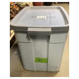 RUBBERMAID TOTE W/LID