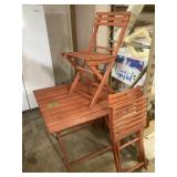 COLLAPSIBLE TABLE 32" X 32" WITH 3 FOLDING CHAIRS