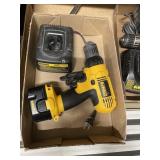 DEWALT 12 VOLT CORDLESS DRILL W/CHARGER