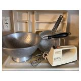 COLANDER AND HAND MIXER