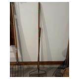 STEEL RACK & GARDEN HOE