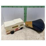 PLASTIC WIND UP CAR & BICYCLE SEAT