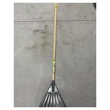 SMALL PLASTIC LEAF RAKE