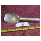 VTG NON-METALIC SCOOP