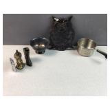 Lot of 3 lighters, 2 metal decorations and a