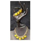 Vintage Gold Tone Glass Cabochon And Rhinestone Br