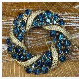 Vintage Gold Tone Lisner Brooch With Blue Rhinesto