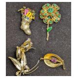 Vintage Unsigned Gold Tone Floral Stocking Clover