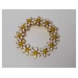 Vintage Weiss Daisy Floral Wreath Brooch