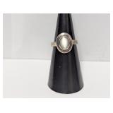 .925 Sterl Oval Mother of Pearl Ring Sz 6