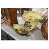 TOAD HOLLOW "OLD BOOT PLANTER" GARDEN STATUE