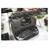 ANTIQUE UNDERWOOD PORTABLE TYPEWRITER