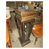 UNIQUE 1 DR LEATHER STYLE PLEATED DISPLAY CABINET