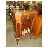 ANTIQUE FLOOR RADIO