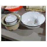 COLLECTION OF GRANITEWARE POTS & BOWLS