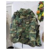 US ARMY COLD WEATHER PARKA  SZ (M) LIKE NEW