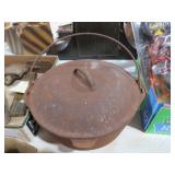 LODGE CAST IRON VINTAGE DUTCH OVEN