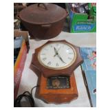 UNITED ANTIQUE ELECTRIC WALL CLOCK