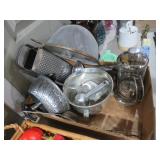 COLLECTION OF VINTAGE KITCHEN ITEMS