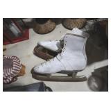 PAIR OF VINTAGE LADIES ICE SKATES