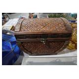 VTG WICKER & WOOD LIDDED BASKET