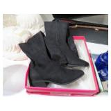 BLACK LADIES KNEE BOOTS SZ 8 W/ BOX (LIKE NEW)