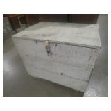 LARGE WHT WOOD STORAGE BOX
