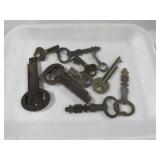 COLLECTION OF VINTAGE KEYS