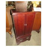 BOMBAY COMPANY CHERRY 2 DR & 1 DRAWER JEWERLY CAB