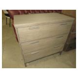 UNIVERSAL FURN CO. WOOD 3DWR CHEST