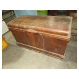 ANTIQUE CAVALIER  LIFT TOP BLANKET CHEST - CEDAR L