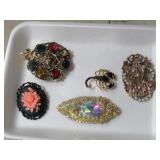 COLLECTION OF NICE JEWELED BROOCHES