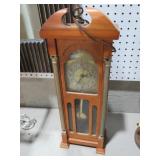 VINTAGE WOOD UNITED CLOCK