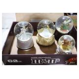 4 VINTAGE SNOW GLOBES