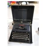 VINTAGE ROYAL TYPEWRITER